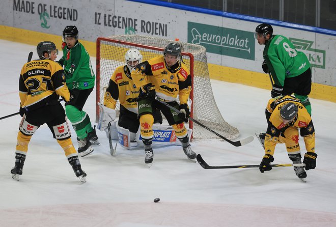 Hokejisti Olimpije so v podaljšku napadli za zmago, a ta je odšla na Južno Tirolsko. FOTO: Dejan Javornik/Delo