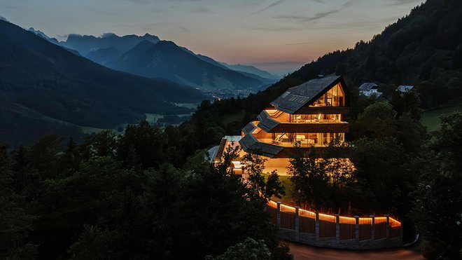 Svetozar Raspopović svoje domove rad postavlja na hribčke. Tokrat pa je presegel samega sebe: Chalet Sofija leži na skoraj tisoč metrih nadmorske višine. FOTO: Chalet Sofija