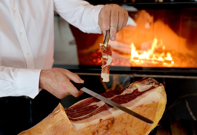 Že kot otrok je spoznal, kako pomembne in simbolne so roke, ki te prijazno postrežejo. Njegovo gostinstvo je bilo vedno manufaktura. FOTO: Blaž Samec/Delo