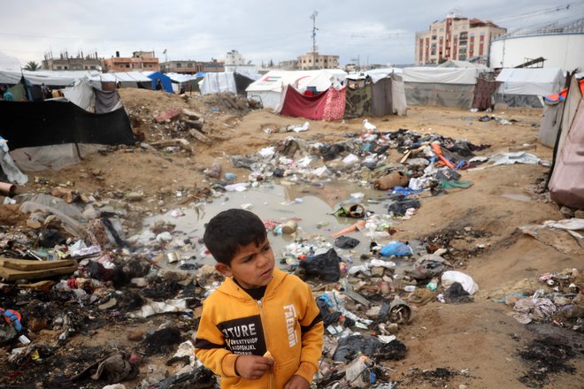 Palestinski deček v enem od begunskih taborišč. FOTO: Eyad Baba/Afp