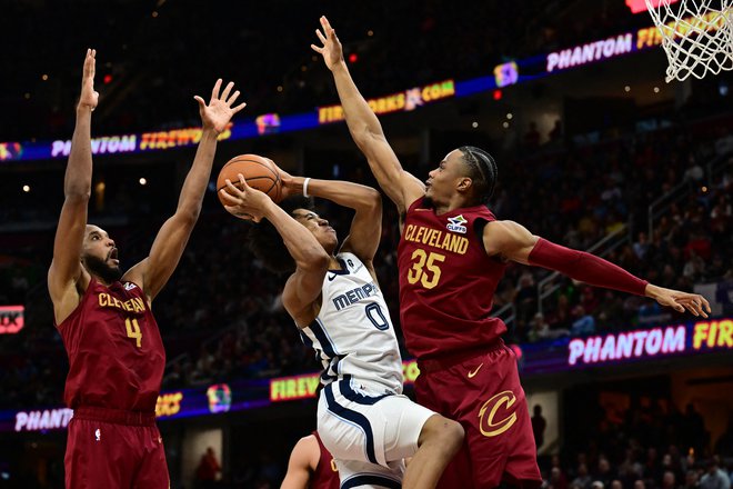 Evan Mobley (levo) je dvoboj končal s 25 točkami, 13 skoki in osmimi podajami. FOTO: Ken Blaze/Usa Today Sports Via Reuters Con