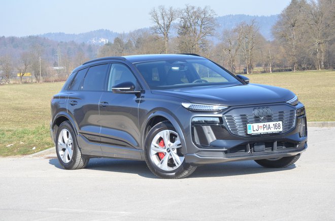 Q6 e-tron je lahko klasični SUV (na fotografiji) ali bolj kupejeveski sportback, stane odj 50 tisoča evrov naprej. Foto Gašper Boncelj