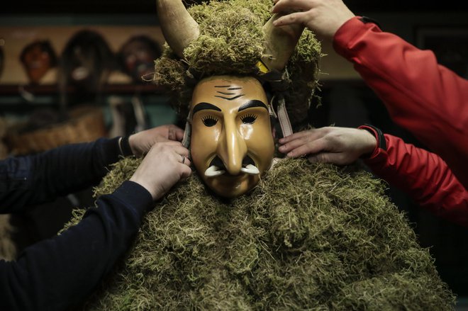 Pripravljanje laufarjeve maske v Cerknem. FOTO: Uroš Hočevar/Delo