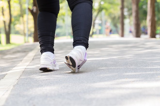 O zvinu gležnja govorimo takrat, ko se vezi, ki podpirajo kosti okoli gležnja, nategnejo preko običajne meje ali celo pretrgajo. FOTO: Medicofit