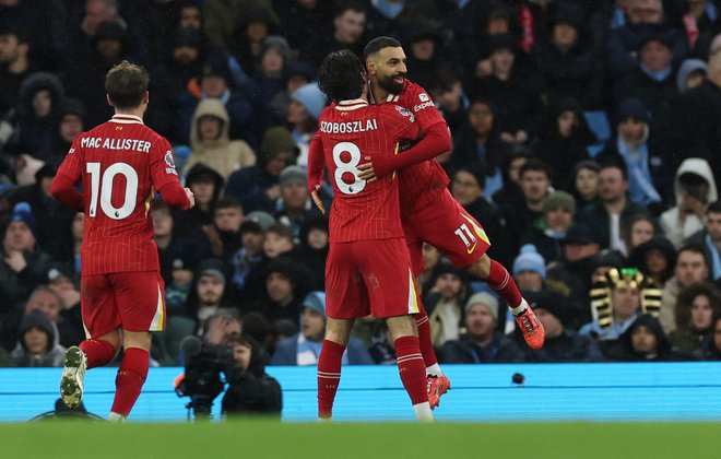 Mohamed Salah in Dominik Szoboszlai sta zadela za zmago Liverpoola na Etihadu. FOTO: Phil Noble/Reuters