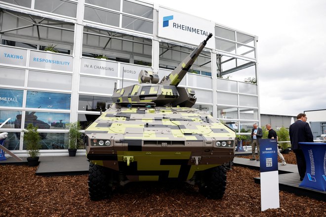 Delnice nemškega orožarkega podjetja Rheinmetall so se letos podražile že za več kot 50 odstotkov. FOTO: Axel Schmidt Reuters