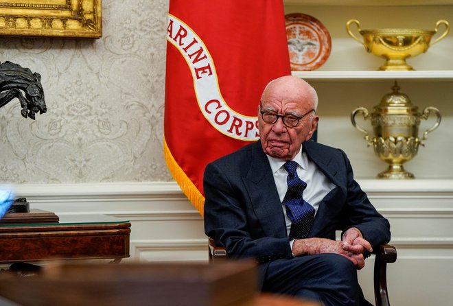 V začetku meseca je Rupert Murdoch sedel v Ovalni pisarni in poslušal predsednikovo laskanje. FOTO: Elizabeth Frantz/Reuters