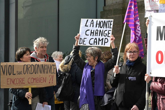 Protest pred kazenskim sodiščem v Vannesu 24. februarja, kjer se začenja sojenje Joëlu Le Scouarnecu. FOTO: Damien Meyer/AFP