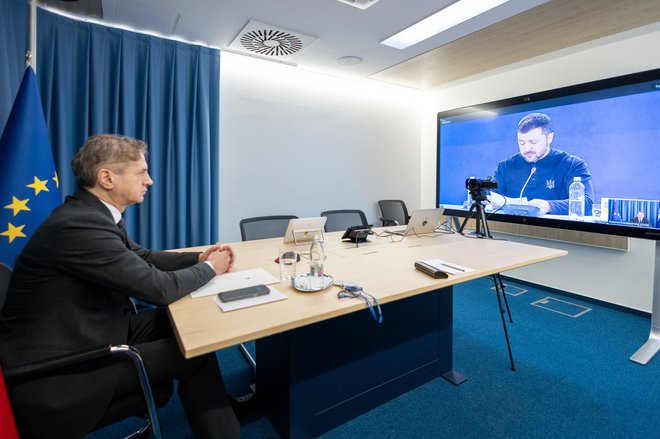 Robert Golob se je danes z ukrajinskim predsednikom Volodimirjem Zelenskim sestal po videopovezavi. Foto Vlada RS