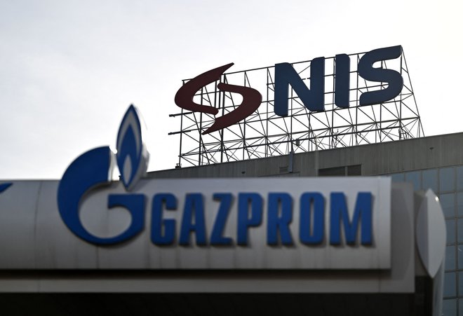 Naftna Industrija Srbije (NIS) in njen največji lastnik, ruska državna družba Gazprom Neft, se bosta morala nekako ločiti, če se želi srbska družba znebiti ameriških sankcij.  FOTO Oliver Bunic Afp