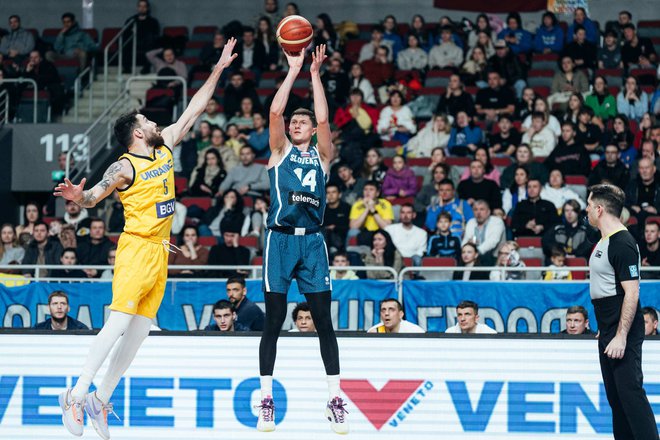 Na debiju je Sergej Macura v slabih osmih minutah dosegel dve točki in dva skoka. Foto Fiba