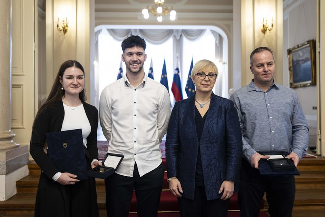 Ob pomoči sočloveku ne rešujemo le njega, temveč tkemo nevidne niti povezanosti, ki krepijo človeštvo. FOTO: Matjaž Klemenc/Uprs