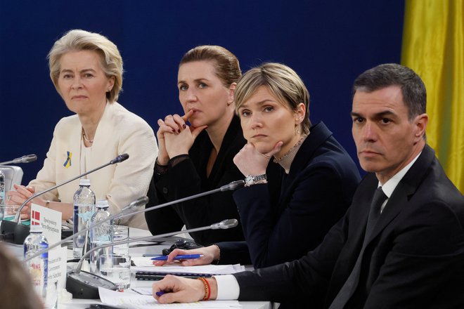 Predsednica evropske komisije Ursula von der Leyen, danska premierka Mette Frederiksen, islandska premierka Kristrun Frostadottir in predsednik španske vlade Pedro Sanchez med današnjim zasedanjem držav podpornic Ukrajine v Kijevu. FOTO: Gleb Garanich/Reuters