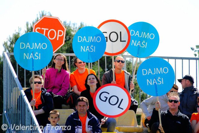 Številni kolegi iz službe pridejo podpirat svoje nogometaše, ki v poslovni ligi po vsej Sloveniji zastopajo njihova podjetja.

Foto arhiv PNL/Valentina Franza