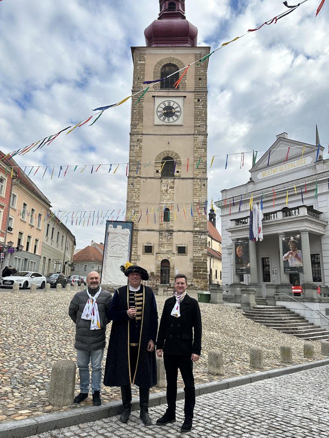 Z leve: Marjan Ostroško, princ karnevala in direktor javnega zavoda Ptuj Matic Ber, v ozadju mestni stolp. FOTO: Beti Burger