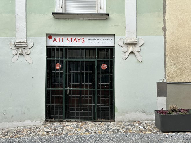 Štukature v podobi kurenta na pročelji hiš na Jadranski ulici. FOTO: Beti Burger