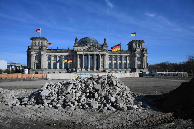 Nemško gospodarstvo bo treba zgraditi na novo. FOTO: Ralf Hirschberger/AFP