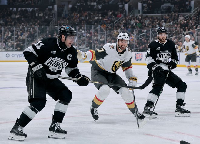 Redke so tekme, na katerih kapetan Los Angeles Kings Anže Kopitar (levo) ne doseže točke. V derbiju zahodne konference je točkovni manko nadomestil z zmagovanjem sodniških metov. FOTO: Harry How/Getty Images Via AFP