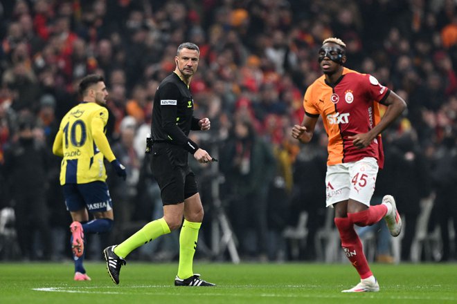 Eden od najboljših sodnikov na svetu Mariborčan Slavko Vinčić je odlično opravil svojo nalogo na vročem derbiju med istanbulskima velikanoma Galatasarayem in Fenerbahčejem. FOTO: Ozan Kose/AFP