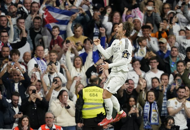 Hrvaški as Luka Modrić je z navijači madridskega Reala stkal posebno vez. FOTO: Ana Beltran/Reuters