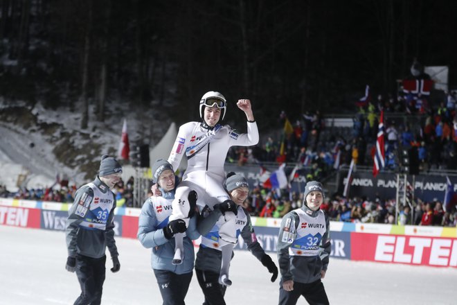 Timi Zajc se je predlani v Planici takole v družbi reprezentančnih kolegov veselil naslova svetovnega prvaka na veliki skakalnici. FOTO: Matej Družnik/Delo