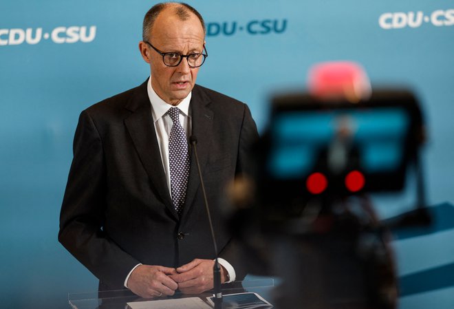 Najverjetnejši bodoči kancler Friedrich Merz se je včeraj srečal s kanclerjem Olafom Scholzem. Vsebine pogovorov ni hotel razkriti, prav tako ne podrobnosti prvih pogovorov s SPD,
s katero si Merz želi oblikovati novo koalicijo. FOTO: Odd Andersen/AFP