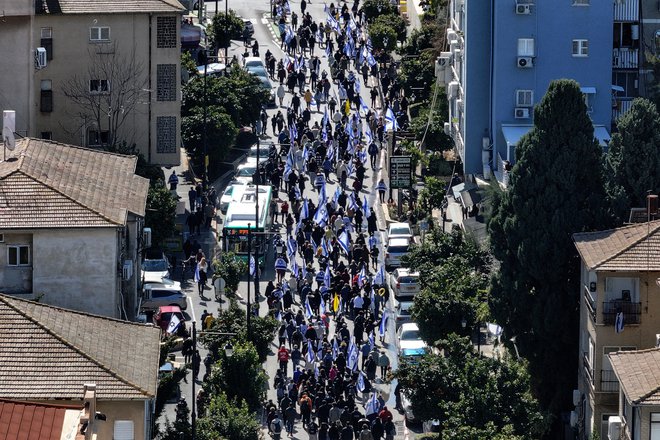 Shod v spomin na Odeda Lifšica, enega od talcev, ubitih v Hamasovem ujetništvu. FOTO: Ilan Rosenberg/Reuters