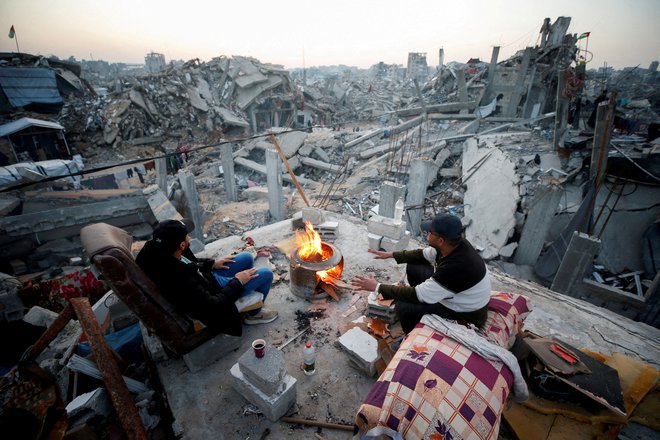 S premirjem je v opustošteni Gazi utihnilo orožje, toda trpljenje civilnega prebivalstva se nadaljuje. FOTO: Mahmoud Issa/Reuters