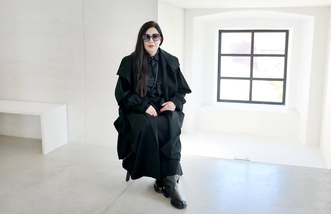 Marina Abramović, ameriško-srbska umetnica. Razstavo Ulaya in Marine Abramović pripravljajo v sodelovanju s Fundacijo Ulay in Leno Pislak (ženo pokojnega Ulaya) ter arhivom Marine Abramović in Sydney Fishman. Kurirata jo umetniška vodja Cukrarne Alenka Gregorič in profesorica z dunajske akademije likovnih umetnosti Felicitas Thun-Hohenstein. FOTO: Blaž Samec