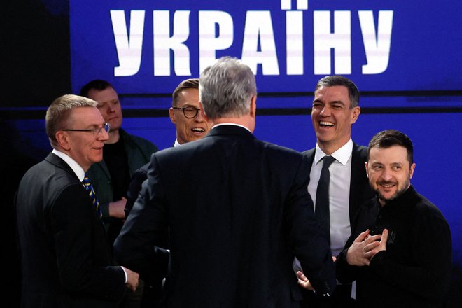 Ukrajinski predsednik Volodimir Zelenski, španski premier Pedro Sanchez, latvijski predsednik Edgars Rinkevics in finski predsednik Alexander Stubb ob 3. obletnici vojne v Ukrajini. FOTO: Gleb Garanich/Reuters