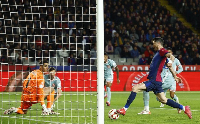 Ko je Robert Lewandowski povišal na 4:2, se je že zdelo, da je tekma že odločena. FOTO: Albert Gea/Reuters