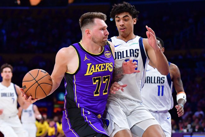 Luka Dončić je prispeval viden delež k zmagi moštva LA Lakers nad ekipo Dallas Mavericks. FOTO: Gary A. Vasquez/Reuters