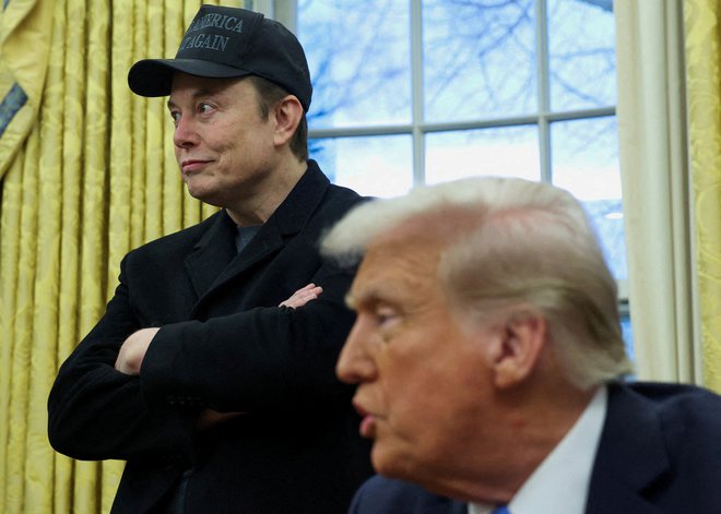 Musk si od Trumpove vrnitve na oblast kot vodja urada Doge prizadeva za krčenje programov vlade ZDA in odpušča javne uslužbence. FOTO: Kevin Lamarque/Reuters