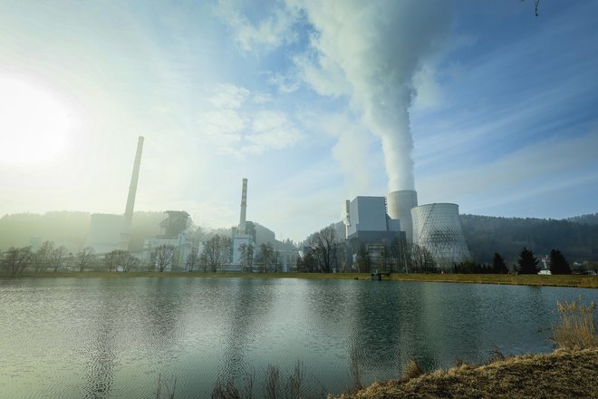 Zakon o vodah omogoča postavitev fotonapetostne naprave tako na Družmirskem kot Velenjskem jezeru. FOTO: Jože Suhadolnik/Delo