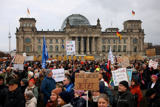 Okoli 160.000 protestnikov je v Berlinu v začetku februarja zahtevalo ograditev od skrajno desne AfD FOTO: Christian Mang/ REUTERS