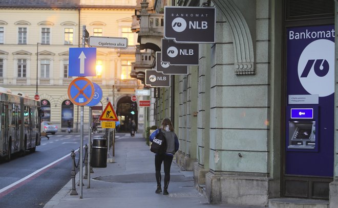 Za transakcijo z osebo za okencem bi mi NLB zaračunala devet evrov, če bi šel na bankomat, pa (samo) štiri evre. FOTO: Jože Suhadolnik