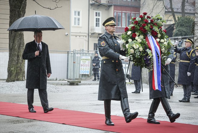 Hrvaški predsednik Zoran Milanović je med obiskom pri slovenski predsednici Nataši Pirc Musar položil venec k spomeniku žrtvam vseh vojn. FOTO: Jože Suhadolnik/Delo