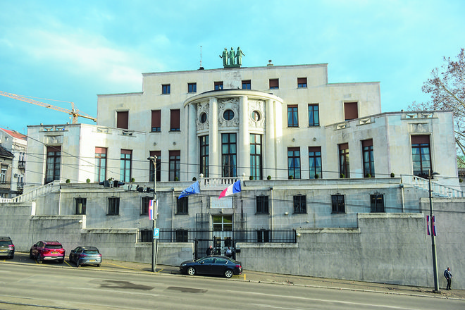 Francosko veleposlaništvo vsako leto septembra, ob dnevih evropske dediščine, odpre svoja vrata za obiskovalce, da si lahko ogledajo elegantne interierje in reliefe, ki jih je po načrtih Petra Pallavicinija s Korčule izrezljal naturalizirani Beograjčan Giuseppe Pino Grassi. FOTO: Snežana Krstić/Blic