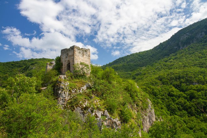 Soko Grad oziroma Sokolac v bližini kraja Sokobanja FOTO: Shutterstock