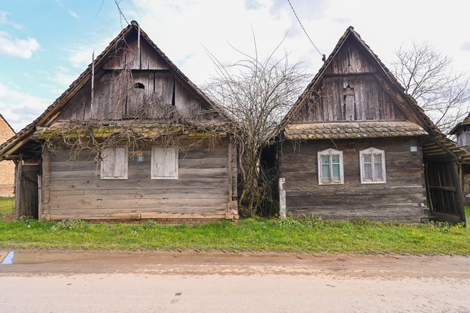 Hiše imajo votle temelje, da se po poplavi hitreje posušijo, vse pa so iz hrasta in lahko zdržijo tudi do tisoč let, pravijo. Zgrajene so po principu lego kock; deske oziroma plohi se na robovih križajo in vsak je označen s številko, da jih po razstavljanju lažje spet sestavijo. FOTO: Vanesa Pandžić/Cropix