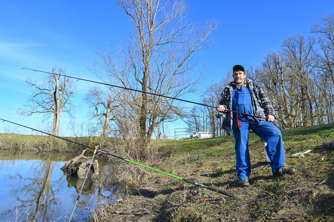 V nekem rokavu srečamo lokalnega ribiča Željka Lapuha. Vprašamo ga, kaj lovi, in odvrne, da ščuko. FOTO: Vanesa Pandžić/Cropix