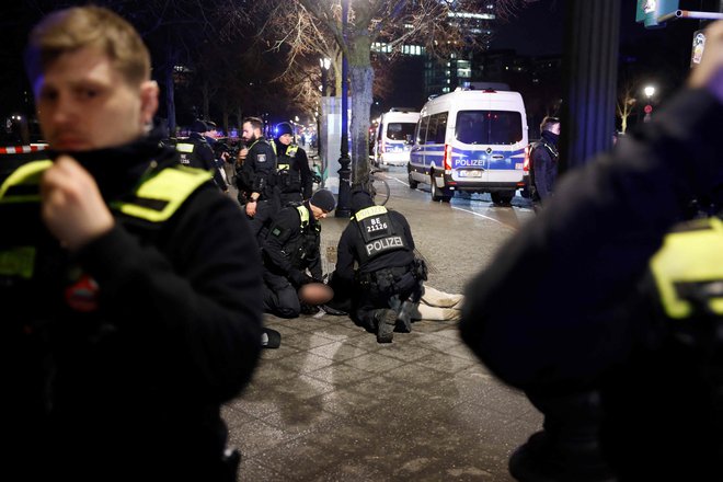 Na družbenih omrežjih so profili, povezani z Islamsko državo (IS), objavili pozive k napadom na udeležence v Kölnu in Nürnbergu FOTO: Odd Andersen/AFP