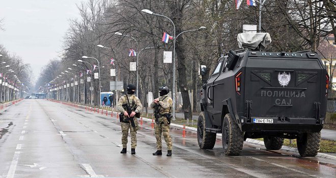 Medtem ko so pričakovali obsodbo Milorada Dodika, so enote policije Republike Srbske v zaostrenih varnostnih razmerah včeraj varovale ulice Banjaluke. FOTO Elvis Barukcic Afp