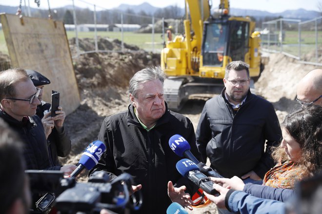 Župan Zoran Janković je nedavno zatrdil, da se bo v primeru zavrnitve gradbenega dovoljenja občina pritožila na pristojno ministrstvo. FOTO: Leon Vidic/Delo