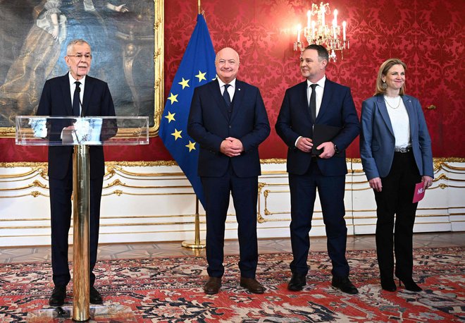 Avstrijski predsednik Alexander van der Bellen in voditelji strank nove avstrijske vladne koalicije, v kateri ne bo skrajno desne Svobodnjaške stranke (FPÖ). FOTO: Max Slovencik/Afp