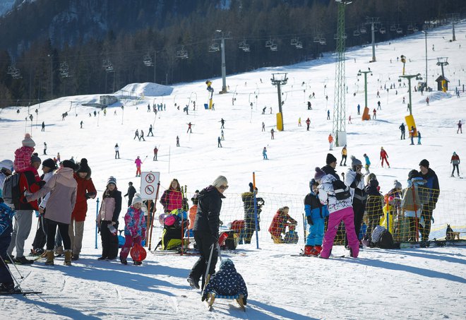 Snežnih padavin je malo, a so temperature dovolj nizke, da so žičničarji proge lahko pokrili s tehničnim snegom. Foto Jože Suhadolnik