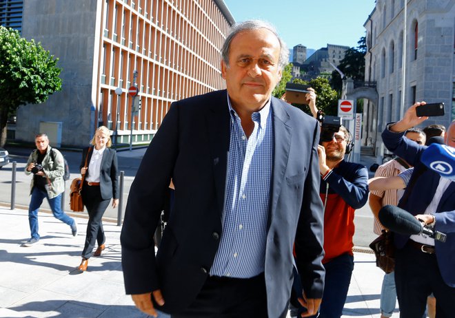 Michel Platini se vrača na sodišče. FOTO: Arnd Wiegmann/Reuters