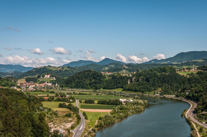 Sevnico zaznamuje reka Sava, ki je bila pred prihodom železnice pomembna transportna pot, danes pa združuje ribiče in kolesarje. Foto Jože Hvala