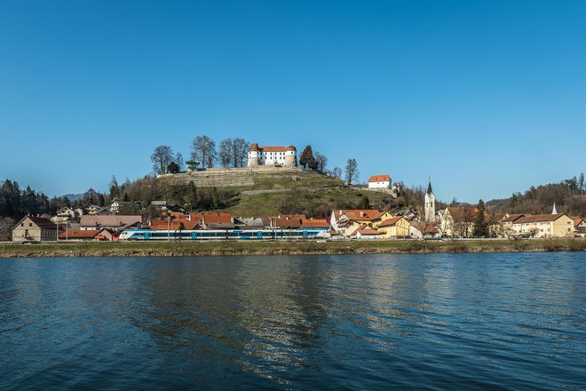 Do Sevnice zlahka pridete z vlakom, najbolj obljudena turistična točka pa je zagotovo grad, pod katerim je vinograd s 500 trtami modre frankinje. Foto Jože Hvala