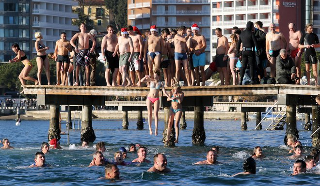 Novoletni skok v morje v Portorožu FOTO: Tomi Lombar